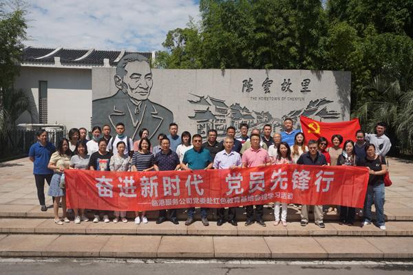 哈尔滨哈药六厂版画博物馆开放,游客排队参观
